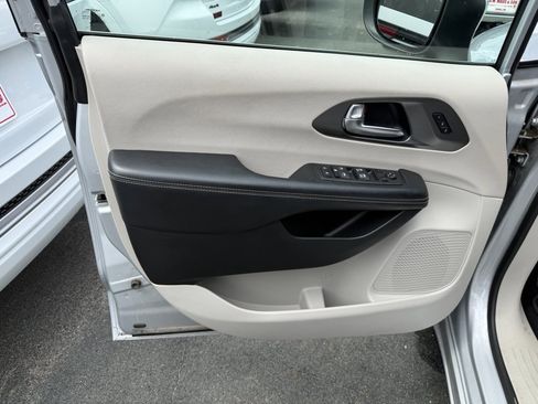 Used 2023 Chrysler Pacifica Touring-L FWD image 19