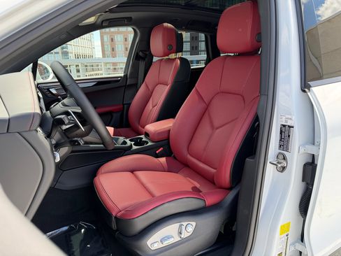 Certified 2026 Porsche Macan AWD/4WD image 5
