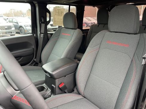 Used 2024 Jeep Wrangler Rubicon image 14