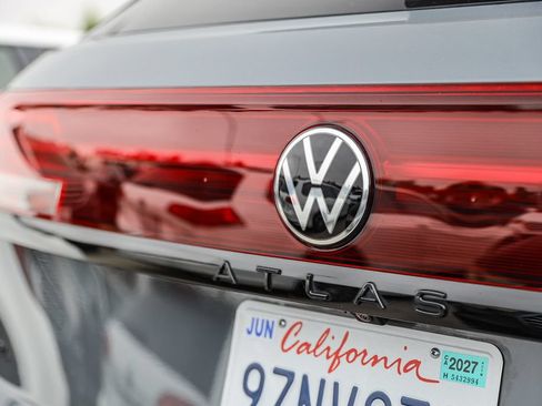 Used 2025 Volkswagen Atlas Cross Sport SEL R-Line AWD/4WD image 9