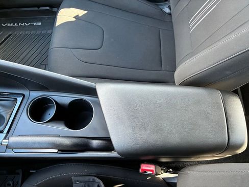 Used 2025 Hyundai Elantra Sport image 25