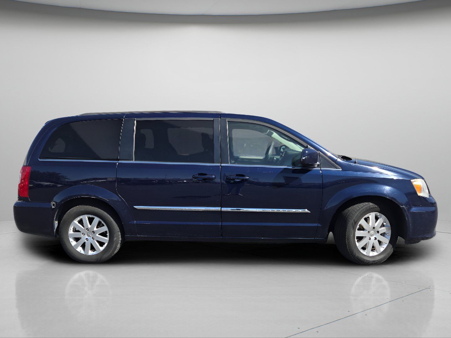 Used 2015 Chrysler Town & Country Touring FWD image 23