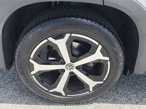 Used 2025 Volkswagen Tiguan SE FWD image 24