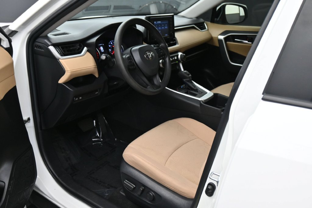 Used 2022 Toyota RAV4 XLE w/ Convenience Package FWD image 2