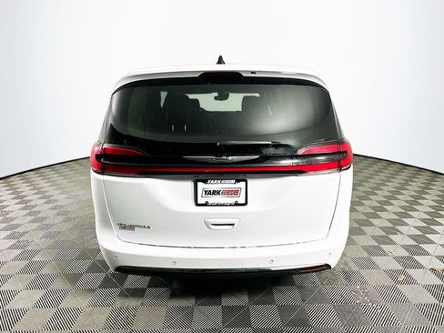 Certified 2024 Chrysler Pacifica Touring-L image 9