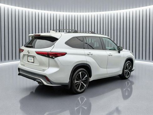 Used 2022 Toyota Highlander XSE FWD image 5