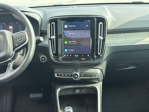 Certified 2025 Volvo XC40 B5 Plus AWD/4WD image 6