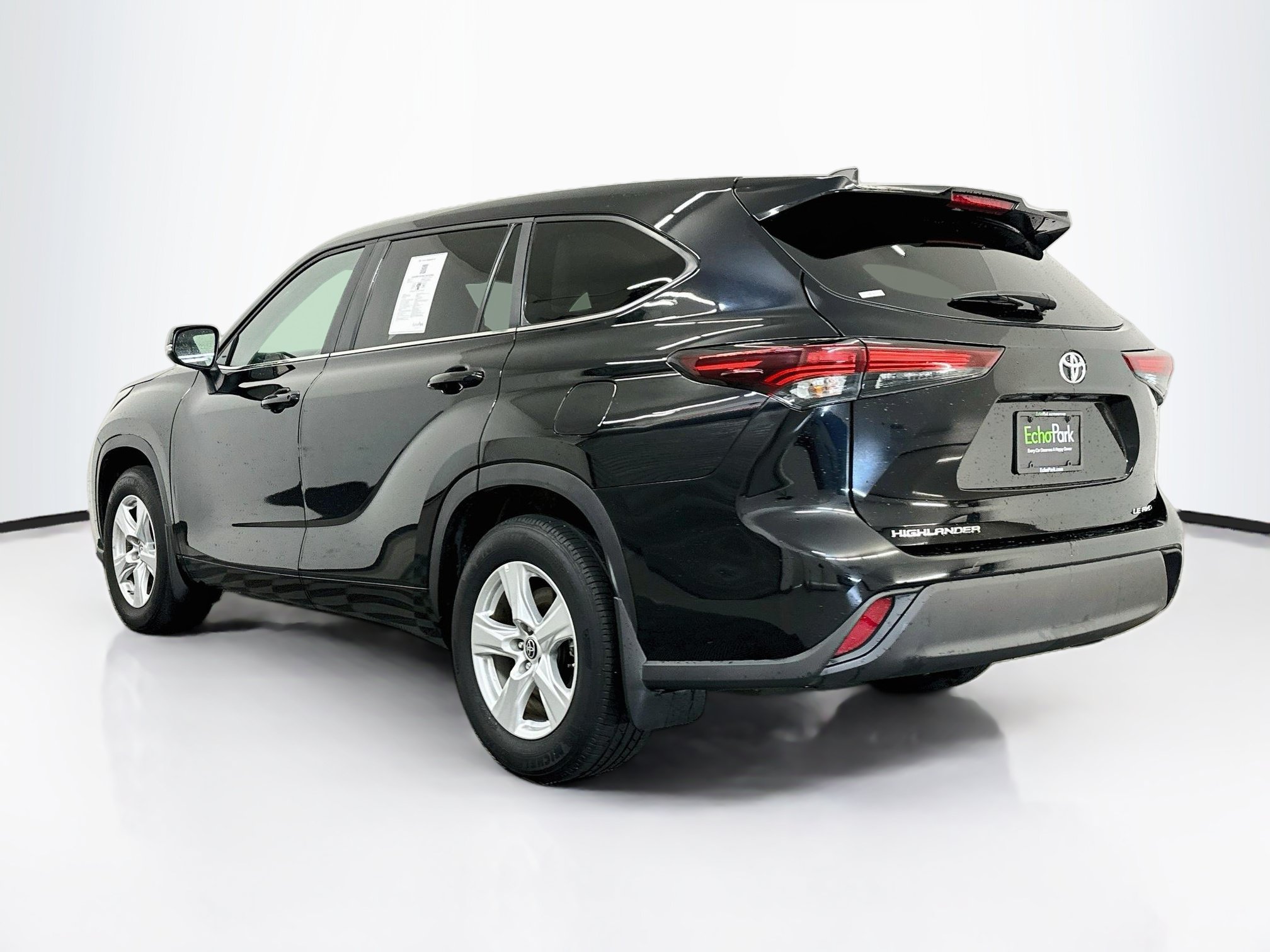 Used 2025 Toyota Highlander LE AWD/4WD image 5