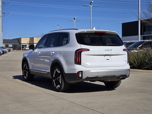 Used 2023 Kia Telluride EX w/ EX Captain's Chair Package image 3