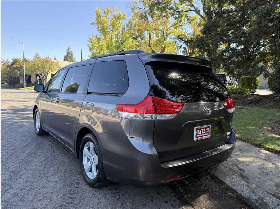 Used 2012 Toyota Sienna LE w/ Towing Pkg FWD image 5