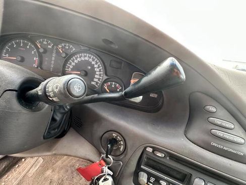 Used 2001 Pontiac Bonneville SE FWD image 39