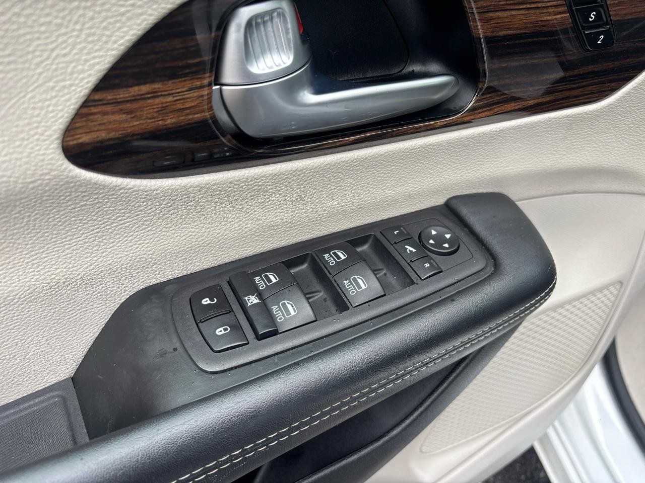 Used 2023 Chrysler Pacifica Limited FWD image 10