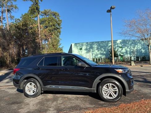 Used 2023 Ford Explorer XLT image 2
