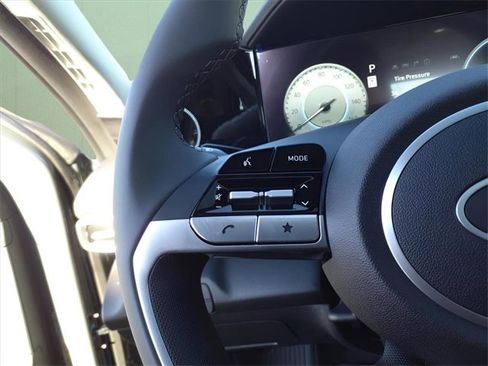 Certified 2025 Hyundai Elantra SEL image 17