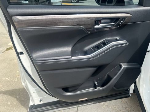 Certified 2021 Toyota Highlander Limited AWD/4WD image 11