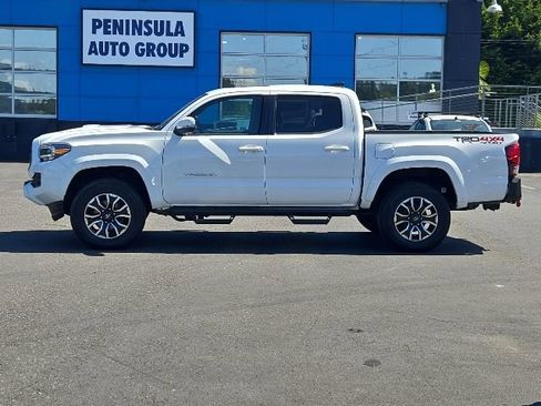 Used 2022 Toyota Tacoma TRD Sport w/ TRD Premium Sport Package AWD/4WD image 6