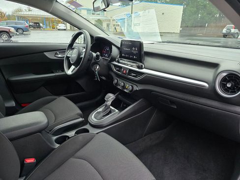 Used 2023 Kia Forte LXS image 4