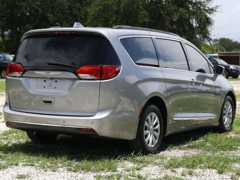 Used 2017 Chrysler Pacifica Touring-L FWD image 11