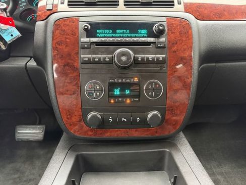 Used 2014 Chevrolet Suburban LT image 11