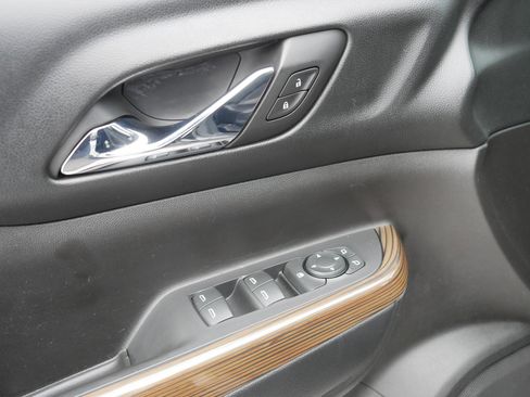 Used 2017 GMC Acadia SLE image 19