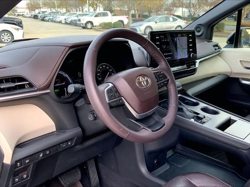 Certified 2021 Toyota Sienna Platinum image 33