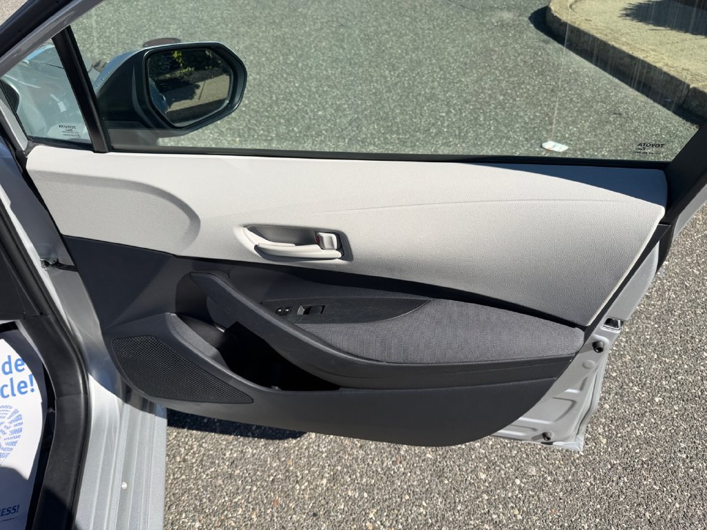 Used 2025 Toyota Corolla LE FWD image 17