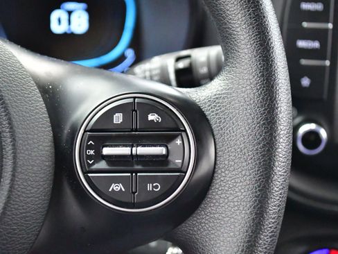 Used 2025 Kia Soul LX w/ LX Technology Package FWD image 23