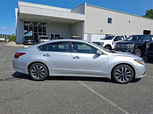 Used 2017 Nissan Altima 2.5 SV w/ Convenience Package image 9
