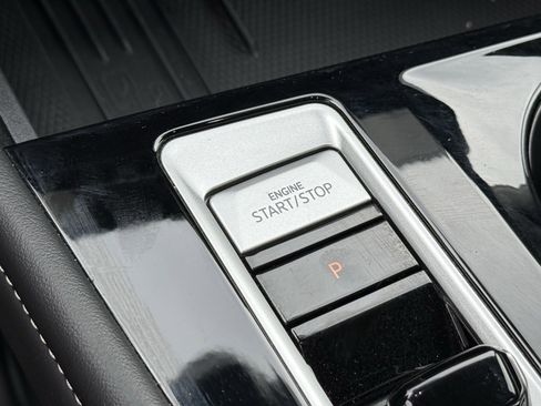 Used 2025 Volkswagen Atlas SE image 17