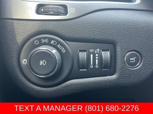 Used 2019 Jeep Cherokee Latitude Plus w/ Comfort/Convenience Group AWD/4WD image 25