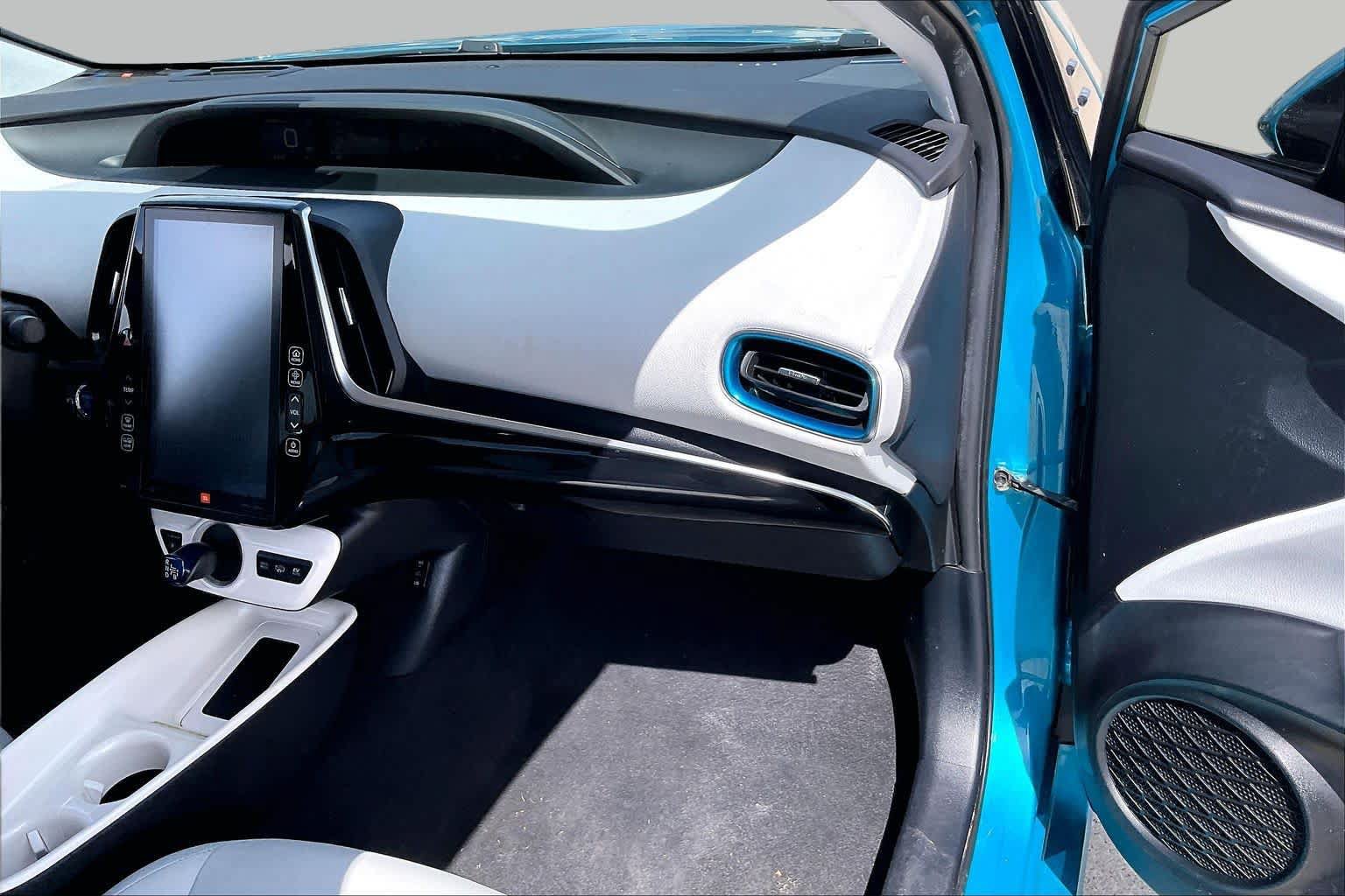 Used 2017 Toyota Prius Prime Advanced w/ Preferred Accessory Package FWD image 18