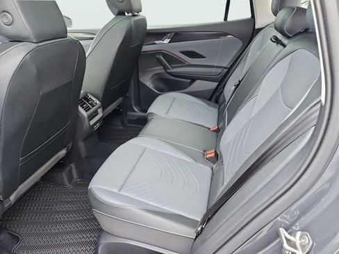 Used 2025 Volkswagen Tiguan SE AWD/4WD image 30