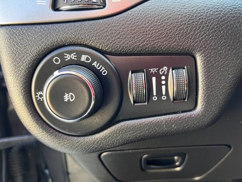 Used 2020 Jeep Cherokee Latitude Plus w/ Cold Weather Group AWD/4WD image 23