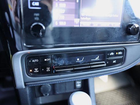 Used 2018 Toyota Corolla SE image 24