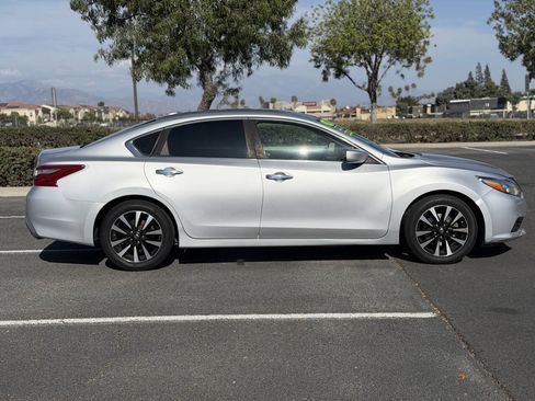Used 2018 Nissan Altima 2.5 SV FWD image 2