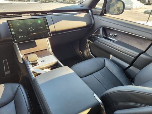 Certified 2025 Land Rover Range Rover SE image 14