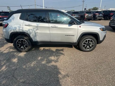 Used 2024 Jeep Compass Trailhawk AWD/4WD image 2