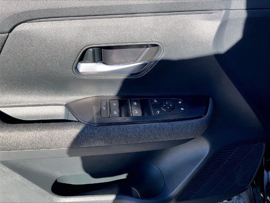 Used 2025 Nissan Kicks SV AWD/4WD image 34