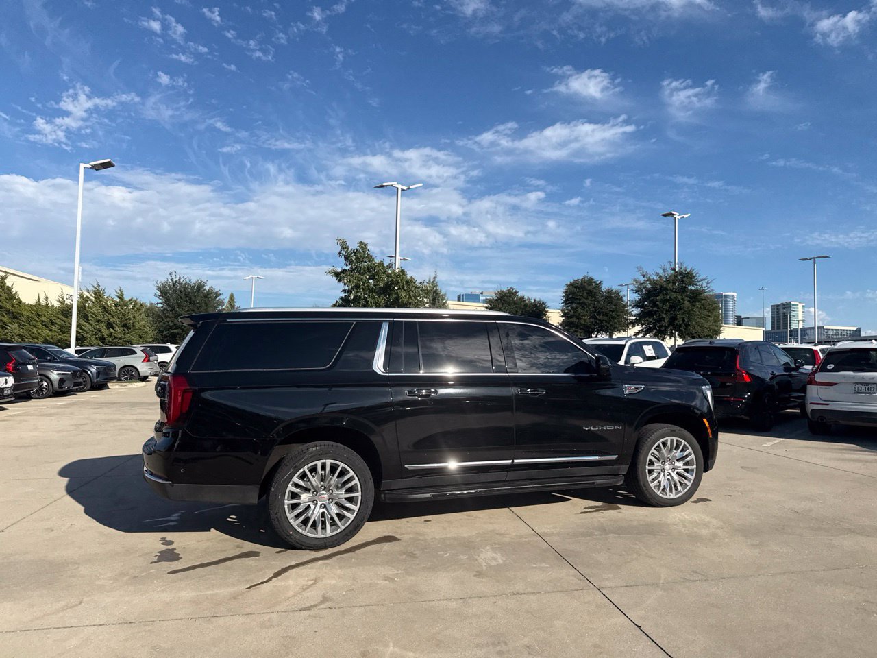 Used 2025 GMC Yukon XL Elevation w/ Elevation Premium Package AWD/4WD image 9