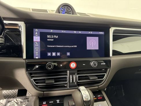 Certified 2024 Porsche Macan AWD/4WD image 28