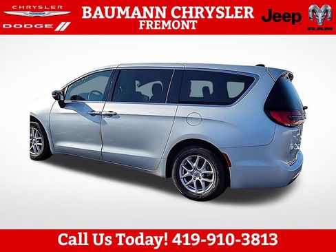 Used 2024 Chrysler Pacifica Touring-L FWD image 2
