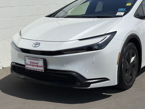 Certified 2025 Toyota Prius Plug-In Hybrid FWD image 7