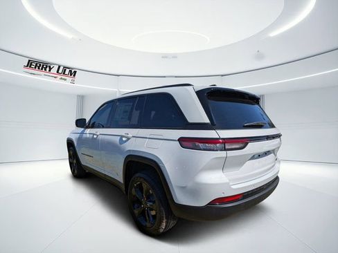 New 2025 Jeep Grand Cherokee Limited w/ Black Appearance Package image 5