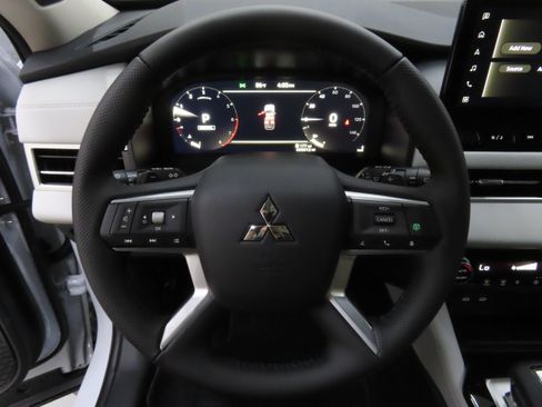 New 2025 Mitsubishi Outlander SE image 14