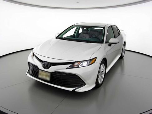 Used 2020 Toyota Camry LE image 1