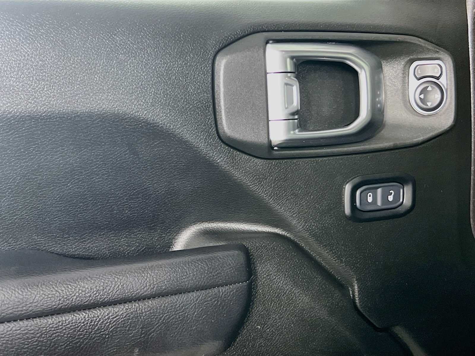 Used 2024 Jeep Wrangler Unlimited AWD/4WD image 17