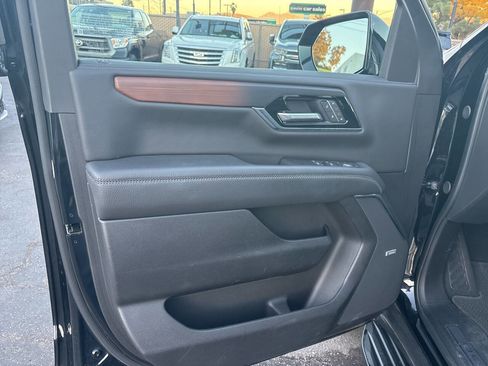 Used 2025 GMC Yukon XL Denali image 30