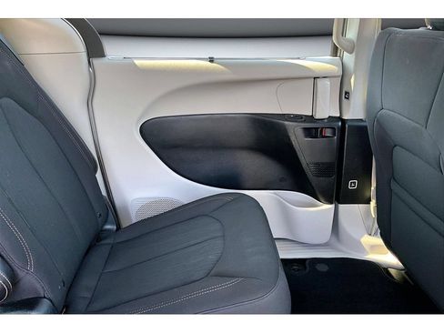Certified 2019 Chrysler Pacifica Touring Plus FWD image 36