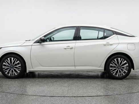 Used 2025 Nissan Altima 2.5 SV FWD image 5