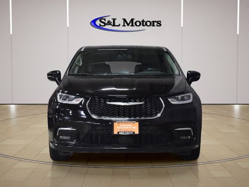Certified 2024 Chrysler Pacifica Touring-L FWD image 2